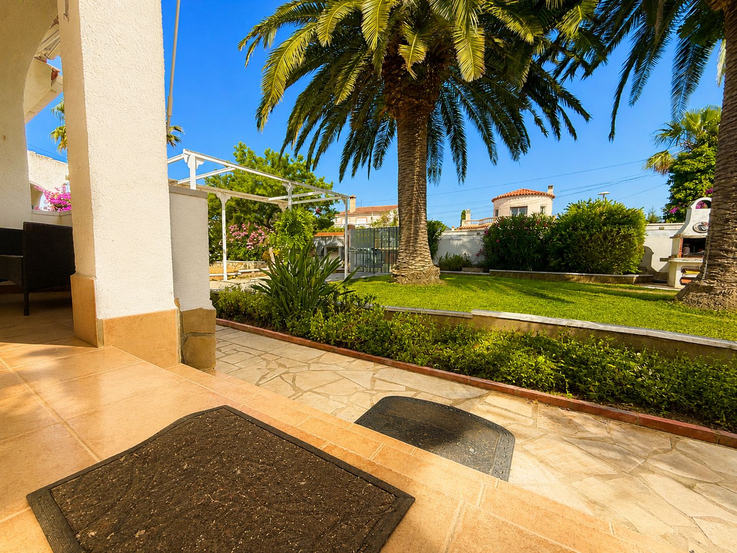 Chalet Independiente con Dos Viviendas - Oportunidad de Inversión en Zona de Playa - Image 4